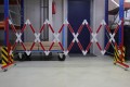 Zapora-nozycowa-rozkladana-na-kolkach-biala-czerwona
